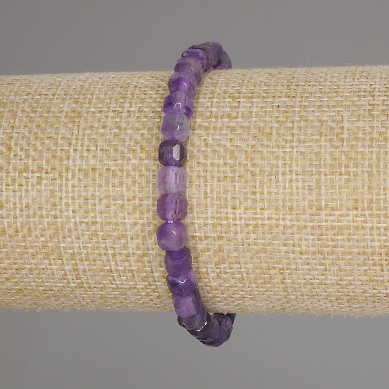 צמיד אמטיסט קוביה מחוספשת, 5×5 מ״מ, אורך 18 ס״מ, אלסטי