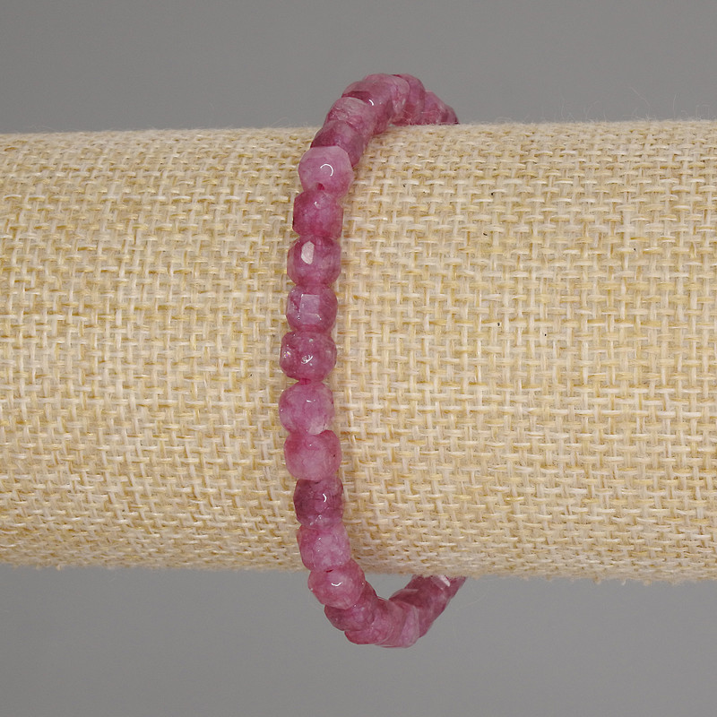 צמיד טורמלין בצורת קובייה מגולפת, קוטר 5×5 מ״מ, אורך 18 ס״מ +/- סטרץ'