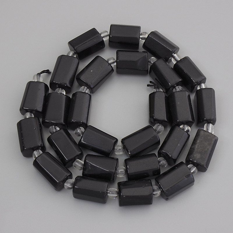 חרוזי טורמלין מאבן מעובדת, קוטר 13–14×9–10 מ״מ, עם חרוזי ביסר בקוטר 4 מ״מ, על חוט, אורך 44 ס״מ+