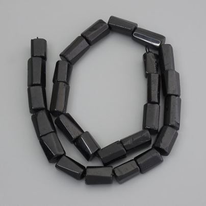 חרוזי טורמלין מעובדים מאבן, קוטר 11–16×7–9 מ״מ ± על חוט, אורך 39 ס״מ