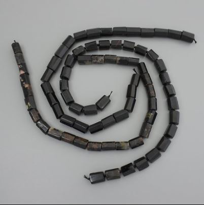 מחרוזות טורמלין מעובד אבן, קוטר 14–16×11–13 מ״מ ± על חוט, אורך 39 ס״מ+