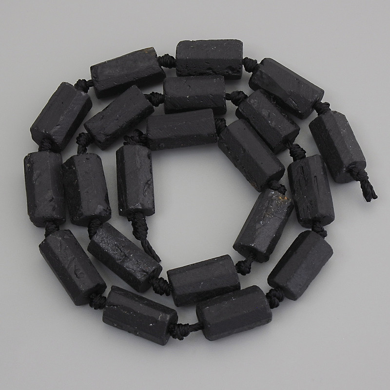 חרוזי טורמלין שרל גולמי, בקוטר 14×8 מ״מ ± על חוט, אורך 41 ס״מ+