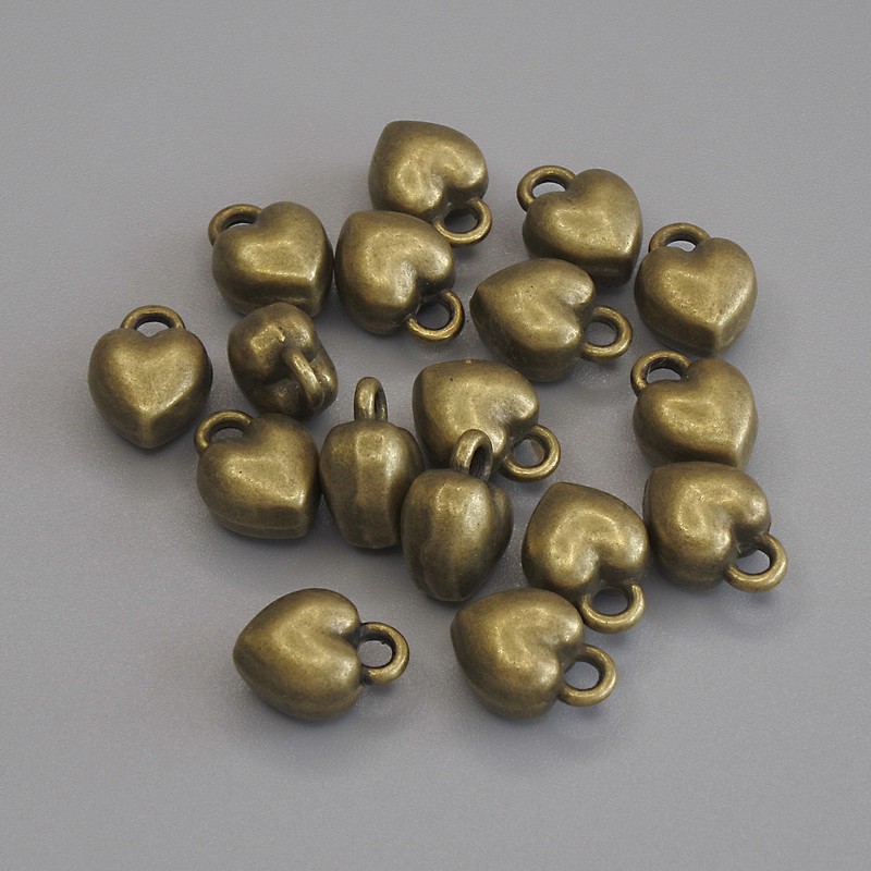 תליון 'לב' בצבע ברונזה, קוטר 9×7 מ״מ, אריזה 18 יחידות