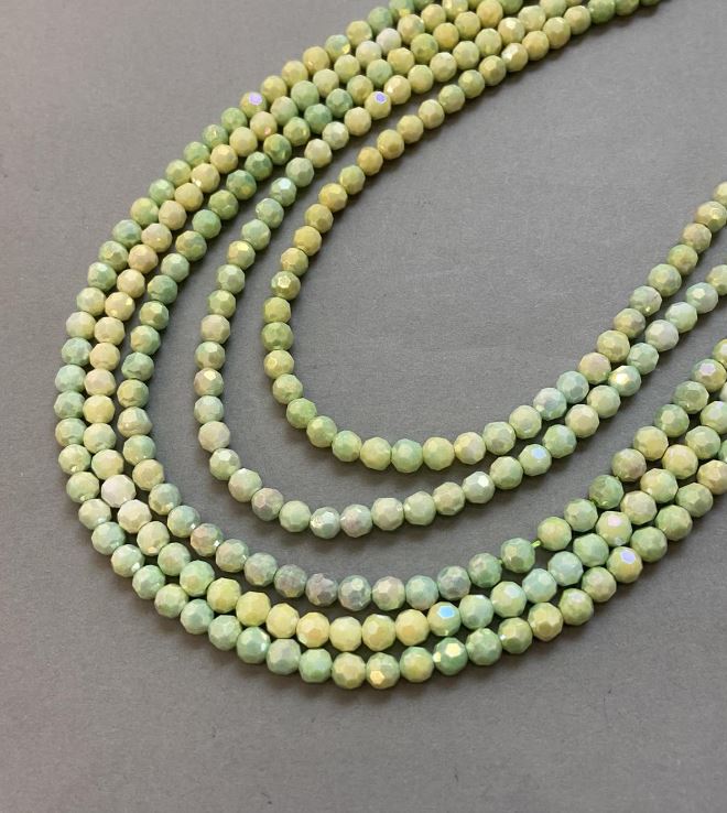 חרוזי קריסטל צ'כי מרובי גוונים עם ציפוי בנזין על חוט, כדורי חצובים בקוטר כ-6 מ״מ, אורך 38 ס״מ