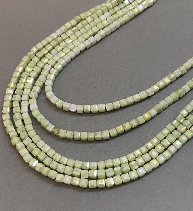 חרוזי קריסטל צ'כי ירוק עלים עם ציפוי בבנזין על חוט, קובייה משוננת, קוטר 4×4 מ״מ, אורך 38 ס״מ