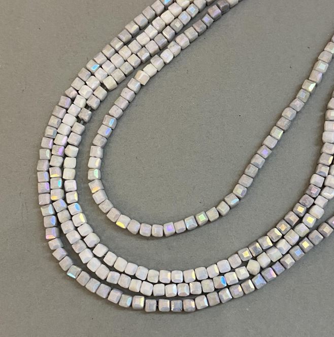 חרוזי קריסטל צ'כי אפורים עם ציפוי בנזין על חוט, בצורת קוביה מלוטשת, ממד 4×4 מ״מ, אורך 38 ס״מ + -