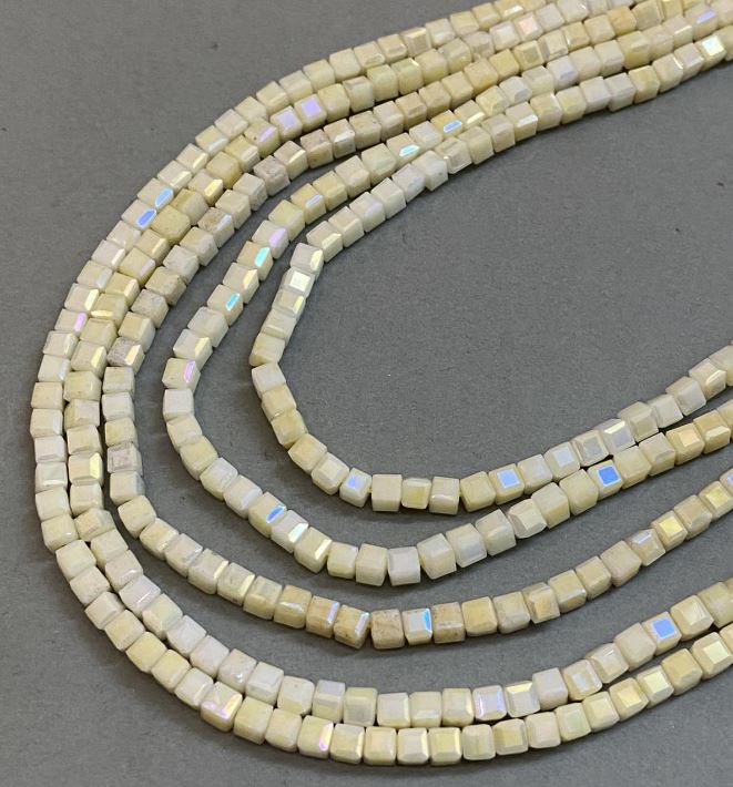 חרוזי קריסטל צ'כי צהובים עם ציפוי בנזין על חוט – חרוזים בצורת קוביה, קוטר 4×4 מ״מ, אורך 38 ס״מ +