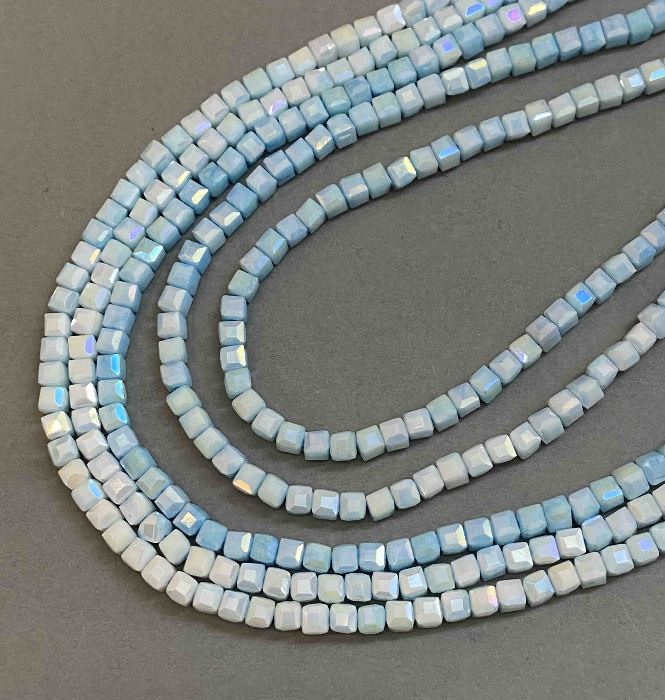 חרוזי קריסטל צ'כי כחול מרובה צבעים על חוט, צורה מרובעת מחוצבת 4×4 מ״מ + -