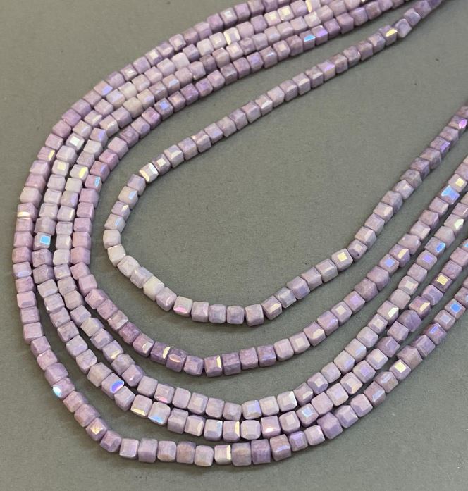 חרוזי קריסטל צ'כי סגולים עם ציפוי בנזיני על חוט, צורה קובייתית מלוטשת, קוטר 4x4 מ״מ, אורך 38 ס״מ