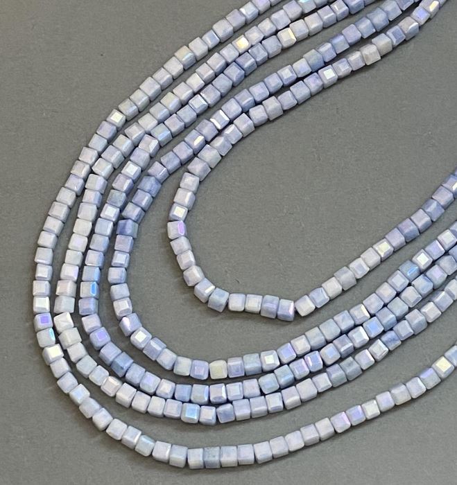 חרוזי קריסטל צ'כי כחול בהיר עם ציפוי בנזין על חוט – קובייה מחוספסת, קוטר 4×4 מ״מ, אורך 38 ס״מ