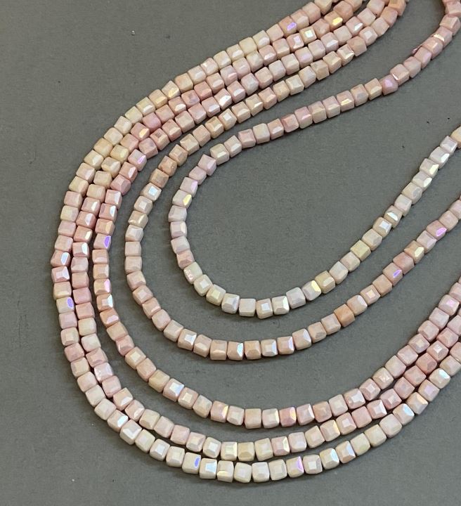 חרוזי קריסטל צ'כי בגוון ורוד עם ציפוי «בנזין» על חוט, קוביות מלוטשות בקוטר 4×4 מ״מ, אורך 38 ס״מ +