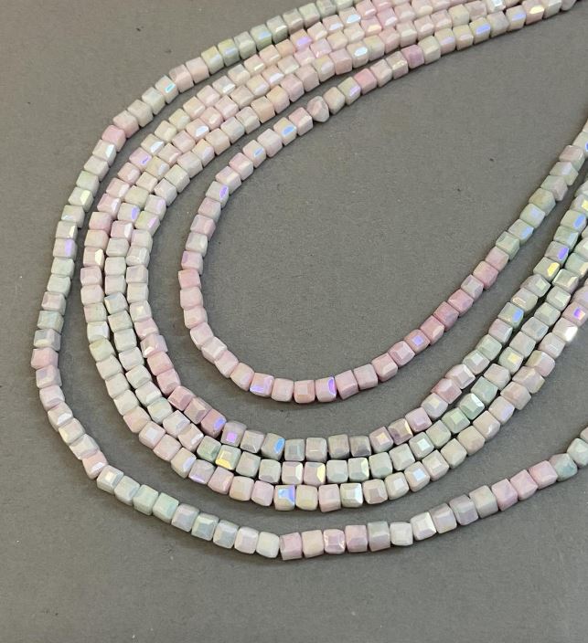 חרוזי קריסטל צ'כי מרובי צבעים עם ציפוי בנזין על חוט, קוביה מחורצת, קוטר 4×4 מ״מ, אורך 38 ס״מ +