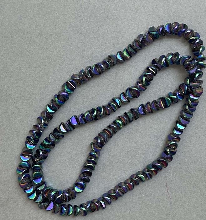 חרוזי קריסטל בסגנון «סווארובסקי» לבנים עם גוון «בנזין», קוטר 6×3.5 מ״מ, אורך כ-49 ס״מ — על חוט