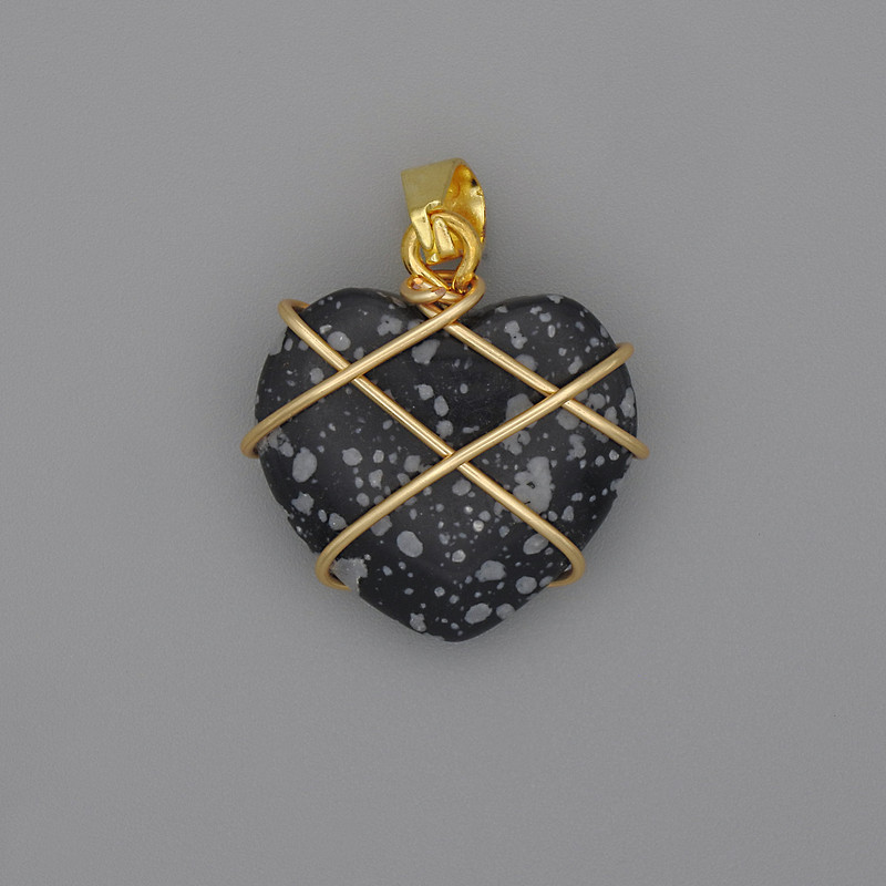 תליון לב עטוף בעיטור צמירה סביב אובסידיאן שלגי, 21×21 מ״מ, קוטרו 30 מ״מ