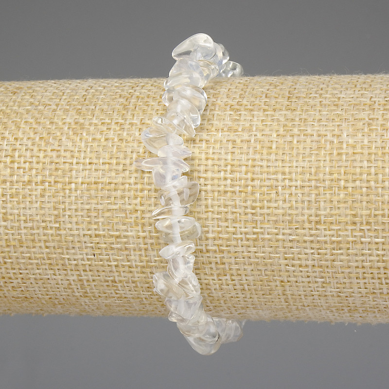 צמיד אבן הירח וקריסטל הרים – חתיכת 7–10×2–5 מ״מ, אורך 18 ס״מ, אלסטי