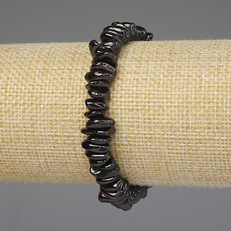 צמיד גרגרי גרנט 7–9×3–5 מ״מ ±, אורך 18 ס״מ ±, על בסיס אלסטי