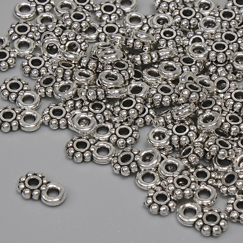 תליון בצבע כסף, קוטר 7×4,5 מ״מ, פתח אוזן 1,5 מ״מ, אריזה 84 יחידות