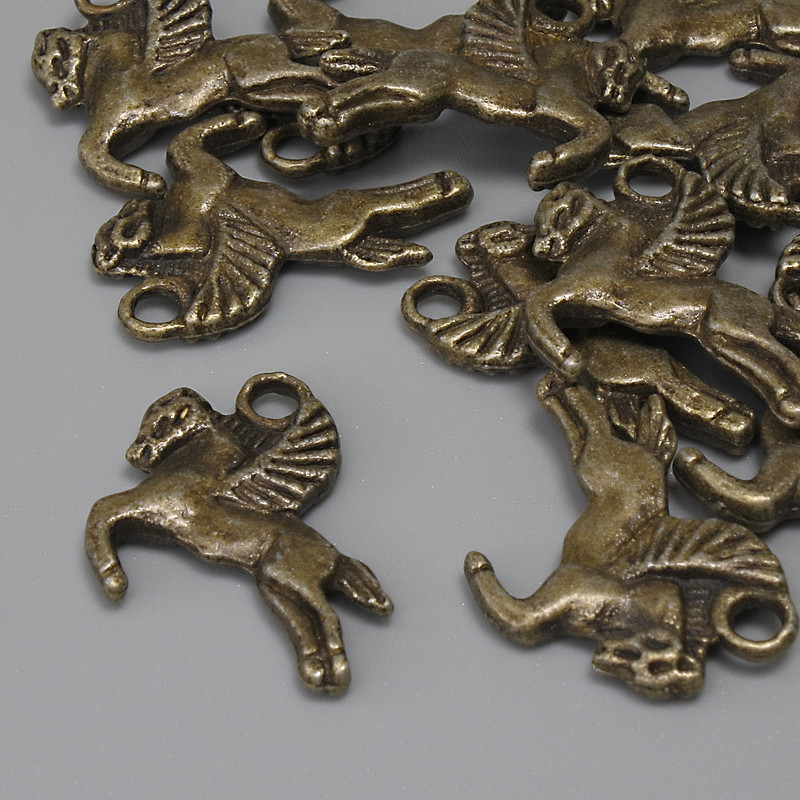 תליון-תליה פגאס בצבע ברונזה, קוטר 16×17 מ״מ, פתח לאוזן 2.4 מ״מ, אריזה 12 יחידות