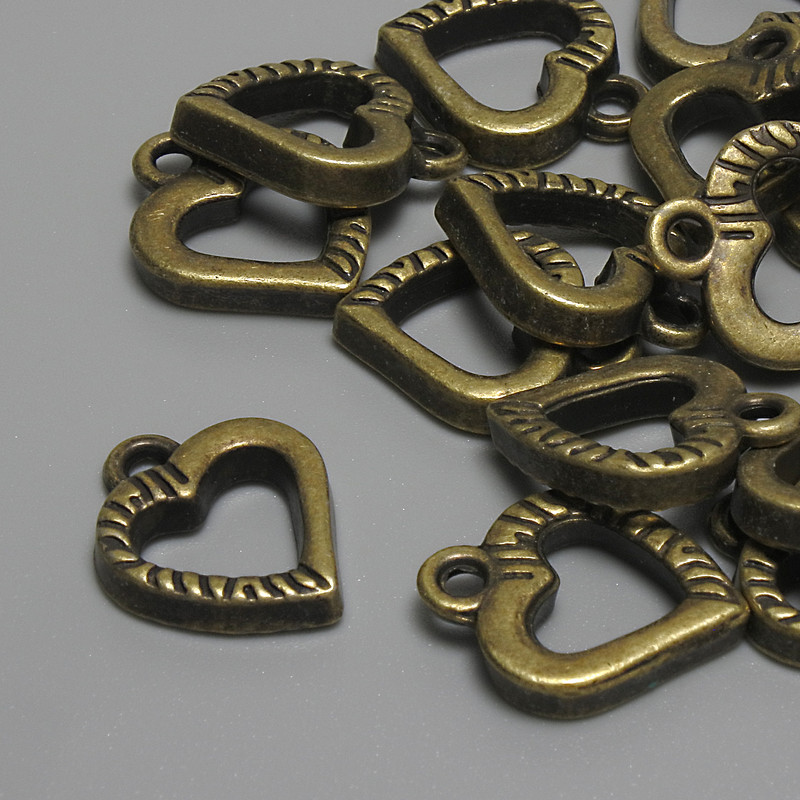 תליון-לב בצבע ברונזה, קוטר 15×12 מ״מ, פתח תליה 2.3 מ״מ, אריזה 15 יחידות