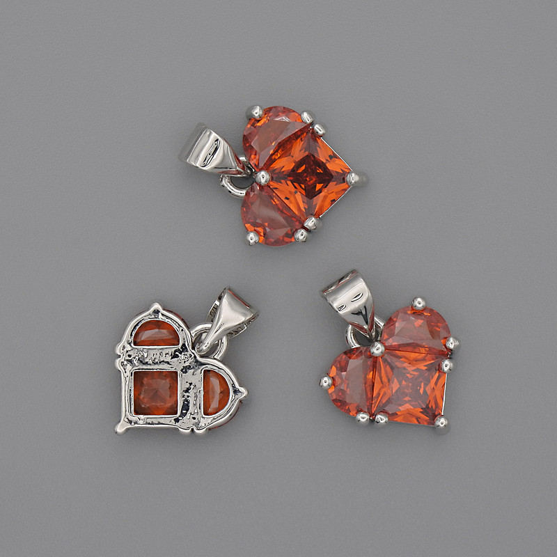 תליון לב עם גבישים אדומים 12×12 מ״מ ±, אורך 17 מ״מ ±, מתכת כסופה