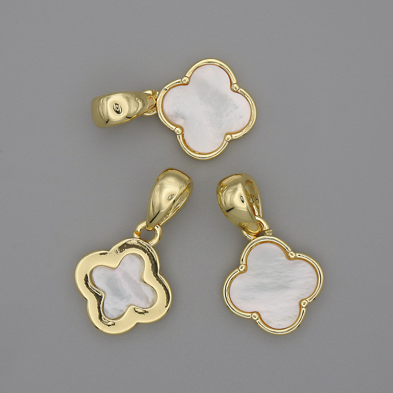 תליון מפרלאמוטר בצורת עלה ארבעה עלים 14×14 מ״מ, אורך 24 מ״מ, מתכת זהובה