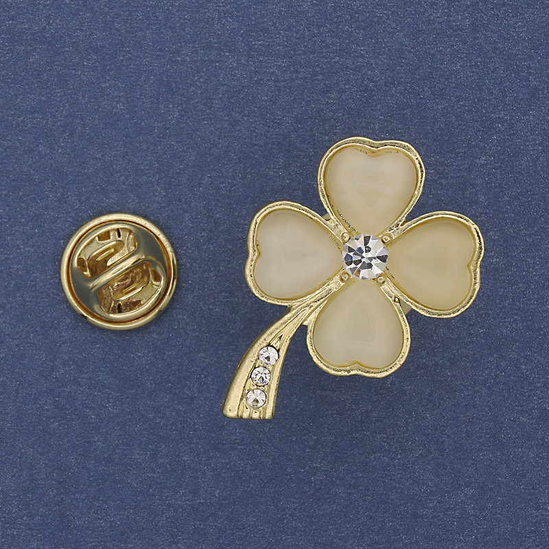 סיכת תלתן עם עין חתול וזירקונים מתכת זהובה 19×30 מ״מ+