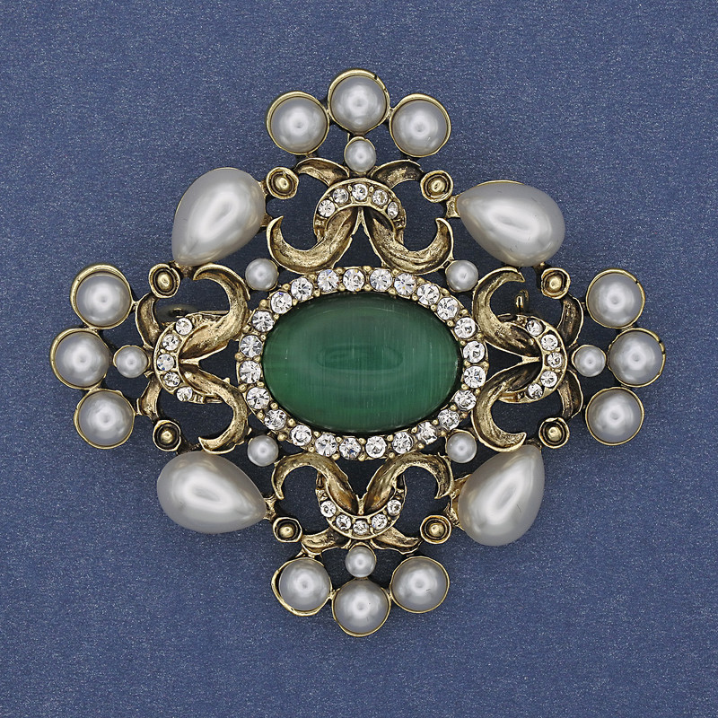 סיכת-תליון הדגש פנינים ועין חתול זהוב 53×58 מ״מ+