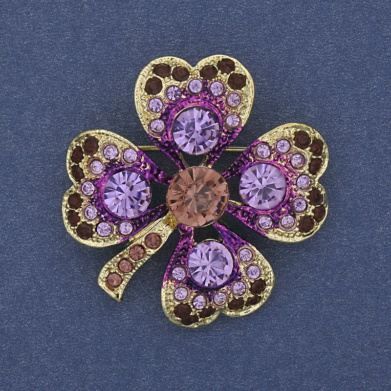 סיכת-תליון «קונושינה» עם סטראזים סגולים ומתכת זהובה, קוטר 35 מ״מ +