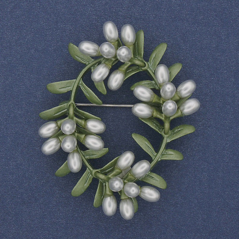 סיכה «כתר פנינים» מלאכותי, אמייל כסוף, מתכת כסופה 47×57 מ״מ+