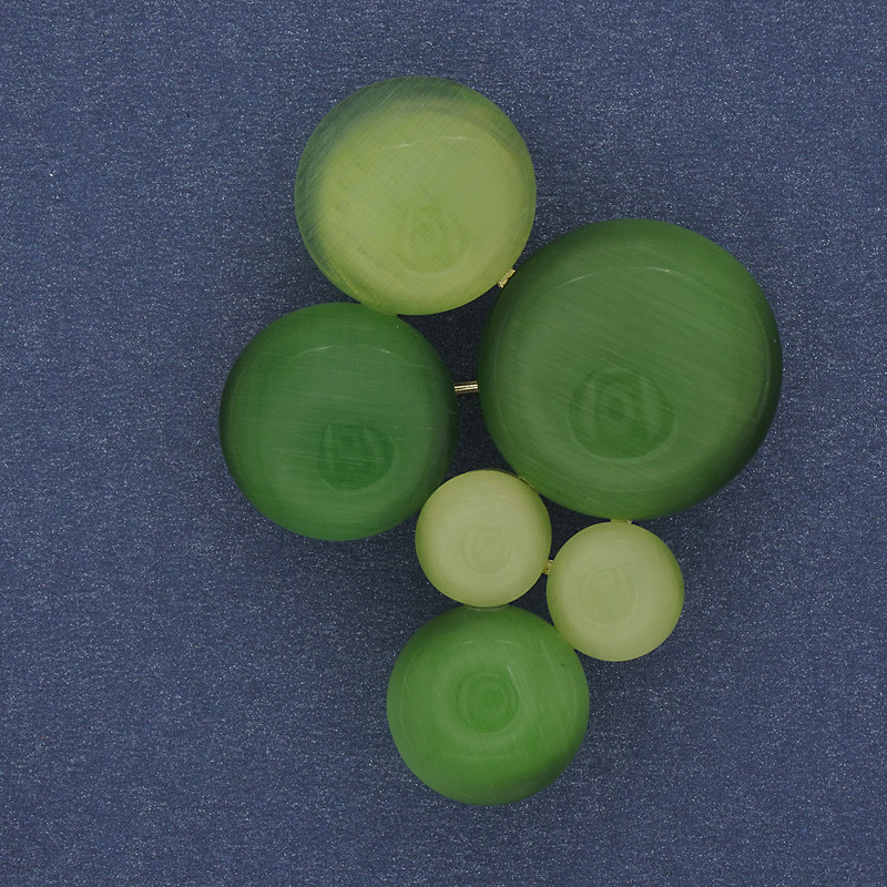 סיכה-תליון «אקצנט» עם עין החתול הירוקה ומתכת זהובה 33×43 מ״מ+