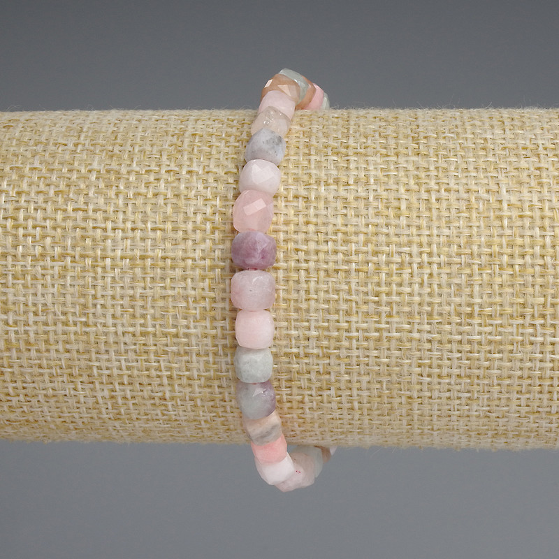 צמיד מג'יידייט בצורת קובייה מחורצת, קוטר 5 מ"מ, 5×5 מ"מ, אורך 18 ס"מ, על בסיס גמיש