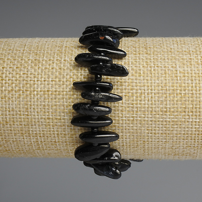 צמיד אגט שברי-מחט, קוטר 15-28×3-4 מ״מ ±, חרוזי 3 מ״מ ±, אורך 18 ס״מ ±, אלסטי