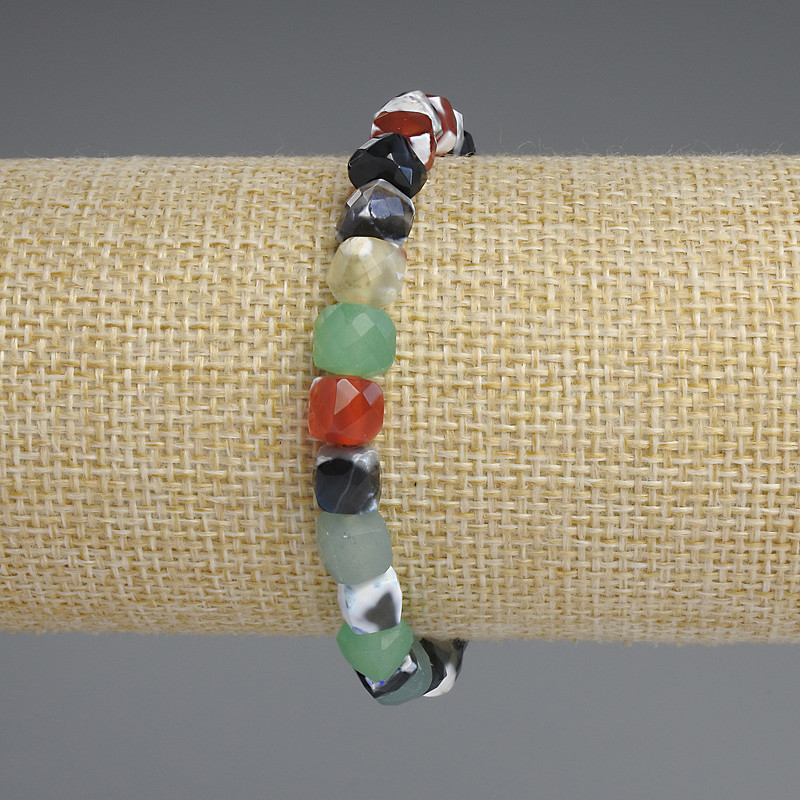 צמיד אגט מחורץ בצורת קובייה, קוטר 6.5×6.5 מ״מ, אורך 18 ס״מ+- סטרץ'