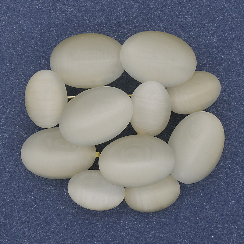 סיכת-תליון «אקצנט» עם אבן עין החתול האפורה, מתכת זהובה חמה, 49×45 מ״מ+