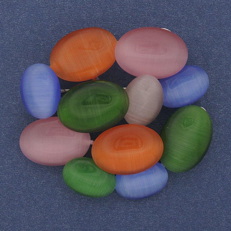 סיכת-תליון הדגש רב-צבעי מעין החתול, מתכת כסופה 49×45 מ״מ+