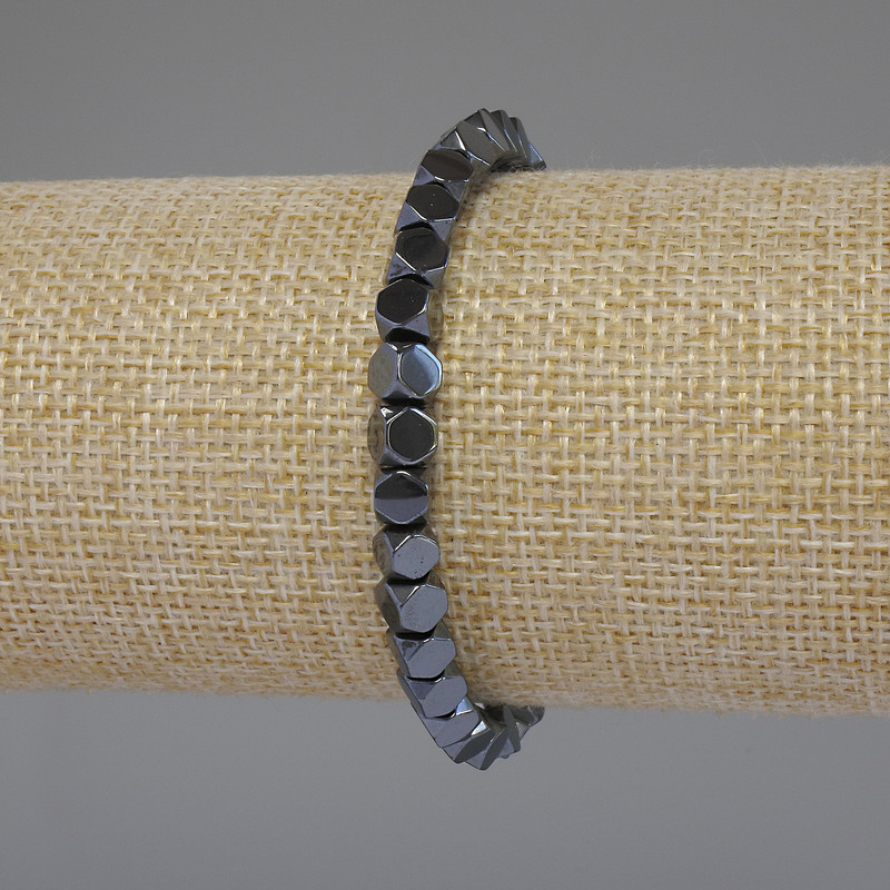 צמיד המטיט המגולף בצורת קוביות 5×5 מ״מ, אורך 18 ס״מ, סטרץ'