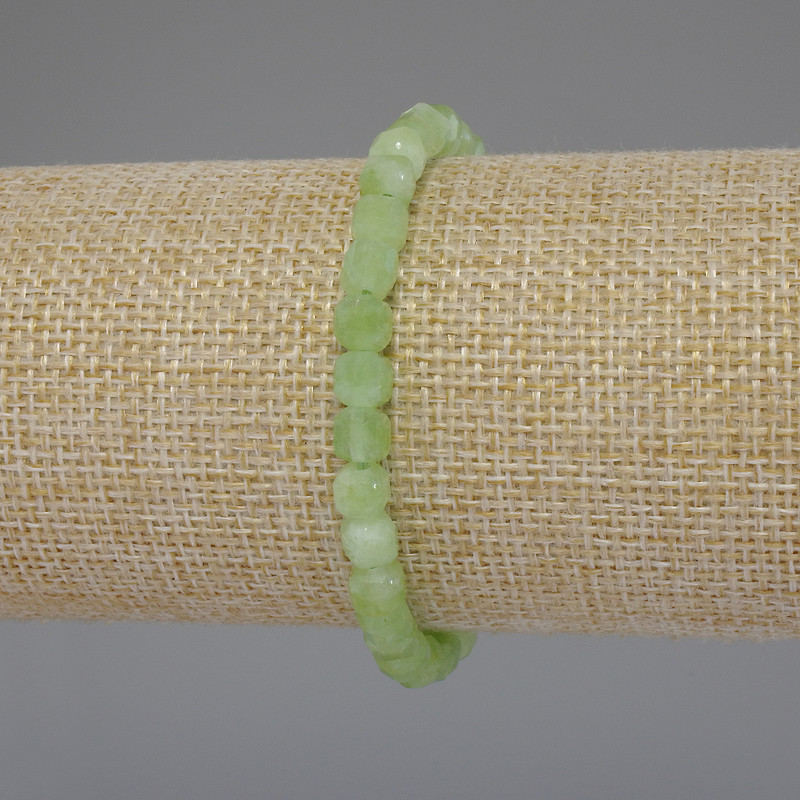 צמיד כריזוליט אוליבין – קובייה מפוסלת, קוטר 5×5 מ״מ, אורך 18 ס״מ, סטרץ'