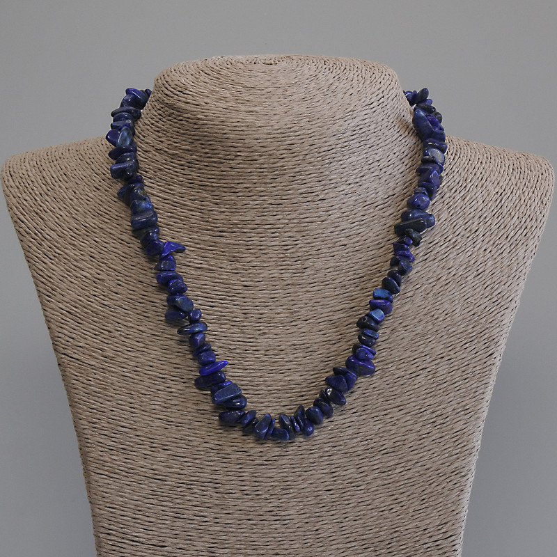 שרשרת לאזוריט — גרגרי לאזוריט, קוטר 6–13×2–7 מ״מ ±, אורך 50 ס״מ ± עם סגר