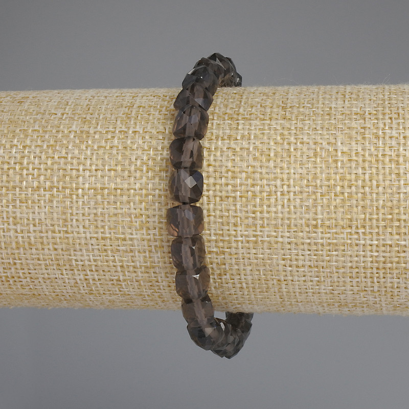 צמיד טופז מעושן בצורת קוביה, קוטר כ-7×7 מ״מ, אורך 18 ס״מ +