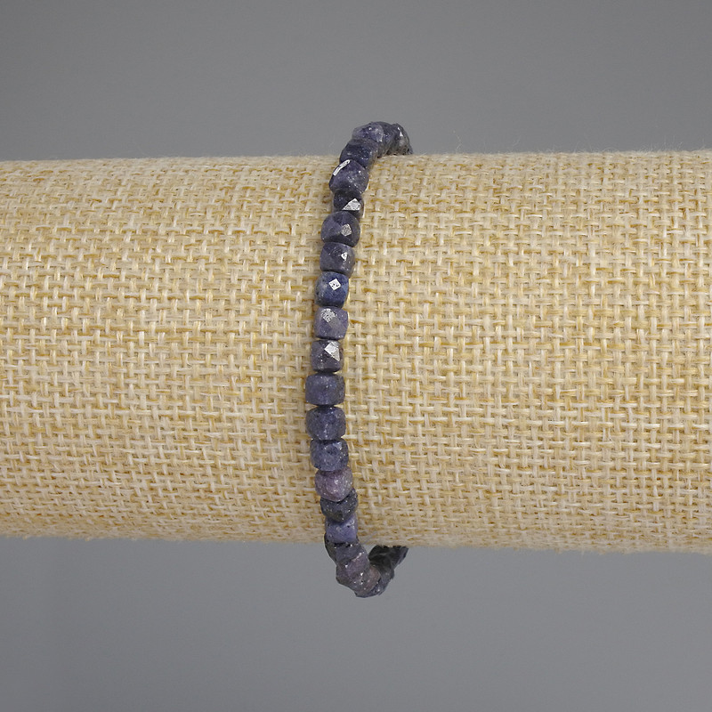 צמיד ספיר מחורץ בצורת קוביה, ממד 4×4 מ״מ, אורך 18 ס״מ +