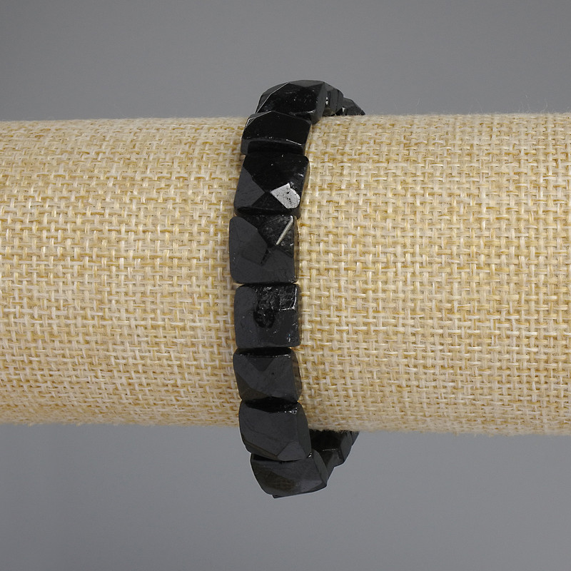 צמיד טורמלין בחיתוך מרובע, קוטר 10–11×10–11 מ״מ, אורך 18 ס״מ