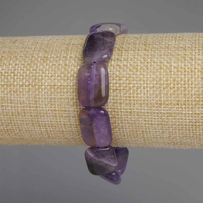צמיד אמטיסט בצורה חוליות מלבניות, קוטר 18×13 מ״מ, אורך 18 ס״מ +/- על בסיס גמיש
