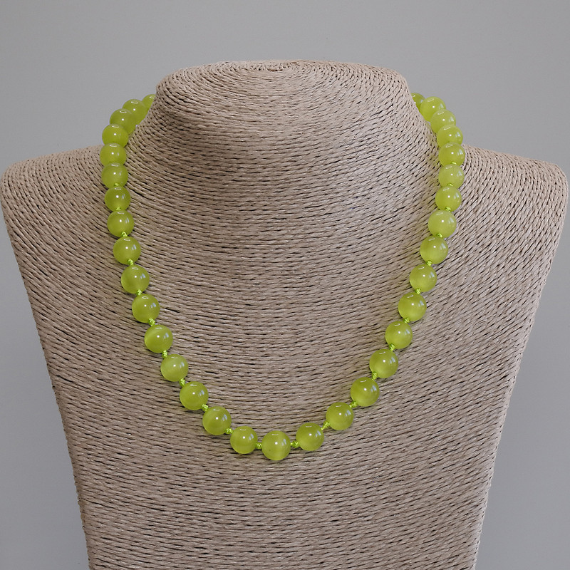 מחרוזת חרוזי עין החתול – חרוזים חלקים בקוטר כ-9.5 מ״מ, אורך כ-50 ס״מ, עם סוגר