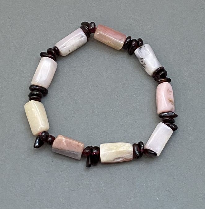 צמיד אופל מחורץ 13x8 מ״מ+- שברי גרנט 7x3 מ״מ+-, אורך 18 מ״מ+- סטרץ