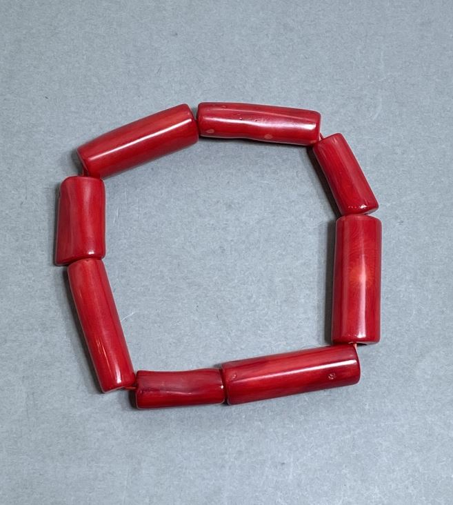 צמיד אלמוג מגולף 20-29×7-12 מ"מ, אורך 18 מ"מ, על בסיס אלסטי