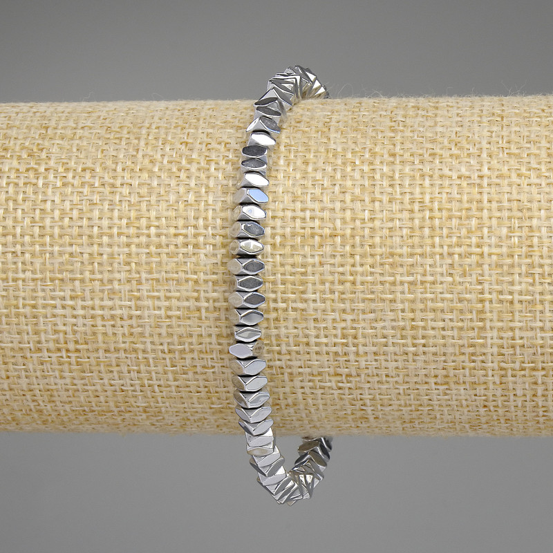 צמיד המטייט בצבע כסוף, רונדלים מרובעים מגולפים 4×2 מ״מ, אורך 18 ס״מ, סטרץ