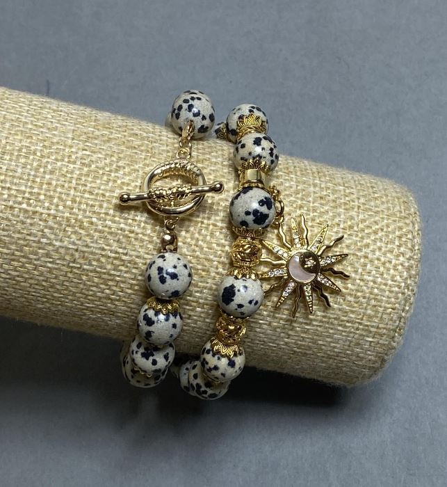 סט צמידים של יאשמה דולמטינית – חרוזים בקוטר 10 מ״מ, אורך 20 מ״מ