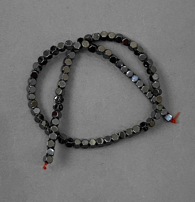 חרוזי המטיט בצורת קוביה 5×5 מ״מ על חוט