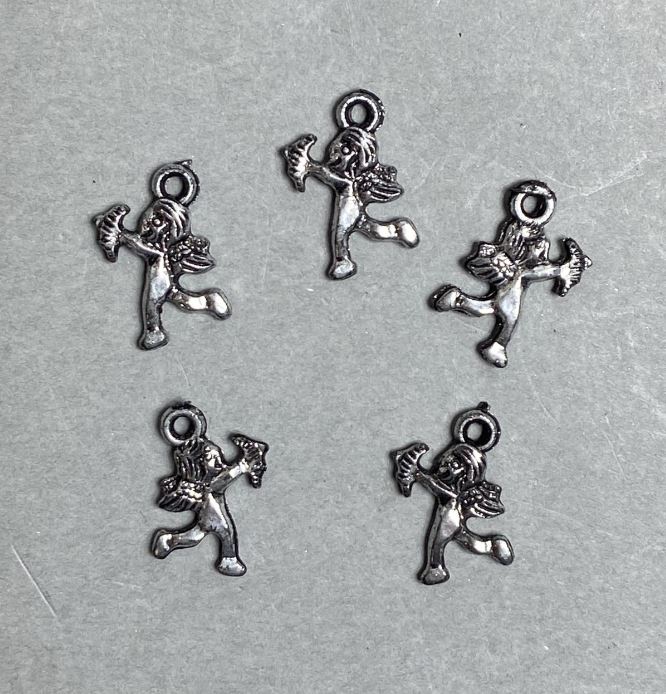 הנחה! אריזה 0.5 ק״ג אביזרי תכשיטים תליון קופידון פלסטיק, צבע כסף כהה, מידות 17×14×2 מ״מ ± פתח, קוטר 2 מ״מ