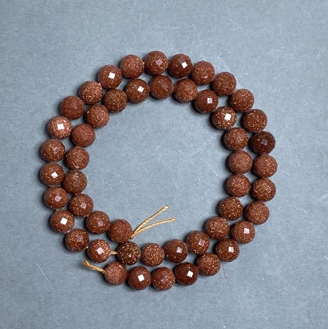 חרוזי אבטורין «זהב החול» כדור מלוטש, קוטר כ-8 מ״מ +/- על חוט, אורך כ-38 ס״מ+